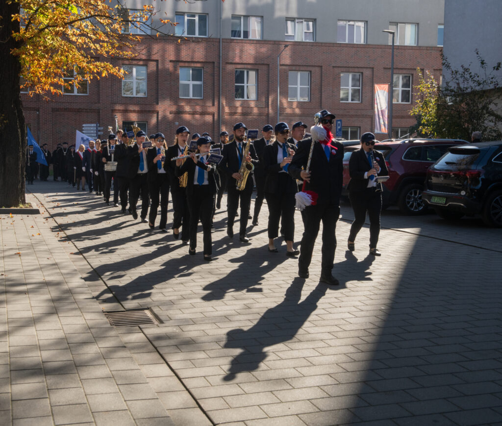 Akademicki pochód przemaszerował przez kampus PK Fot.: Jan Zych