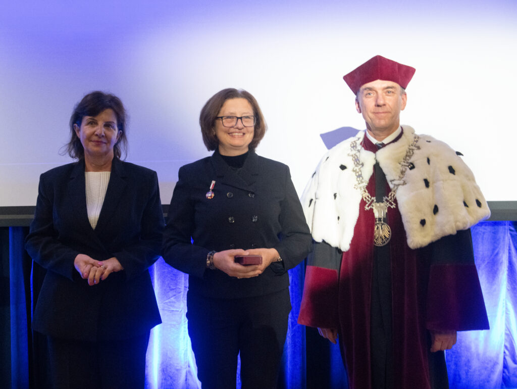 Odznaczona Marta Stós, w towarzystwie dyrektor MUW Lucyny Gajdy i rektora PK Andrzeja Szaraty Fot.: Jan Zych