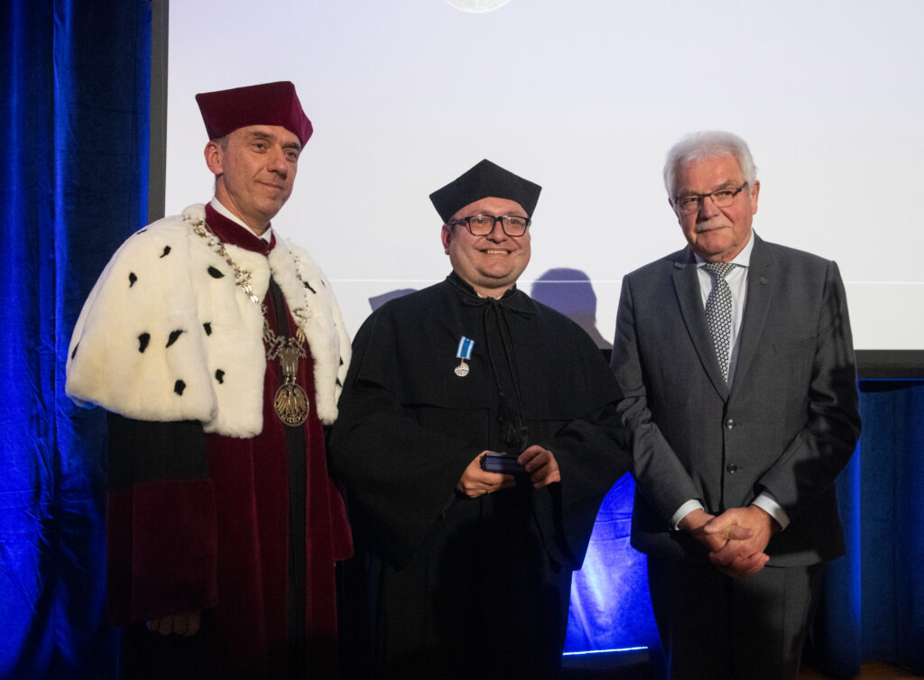 Paweł Ocłoń odznaczony „Honoris Gratia”, w towarzystwie p.o. prezydenta miasta Krakowa Stanisława Kracika i rektora PK Andrzeja Szaraty Fot.: Jan Zych