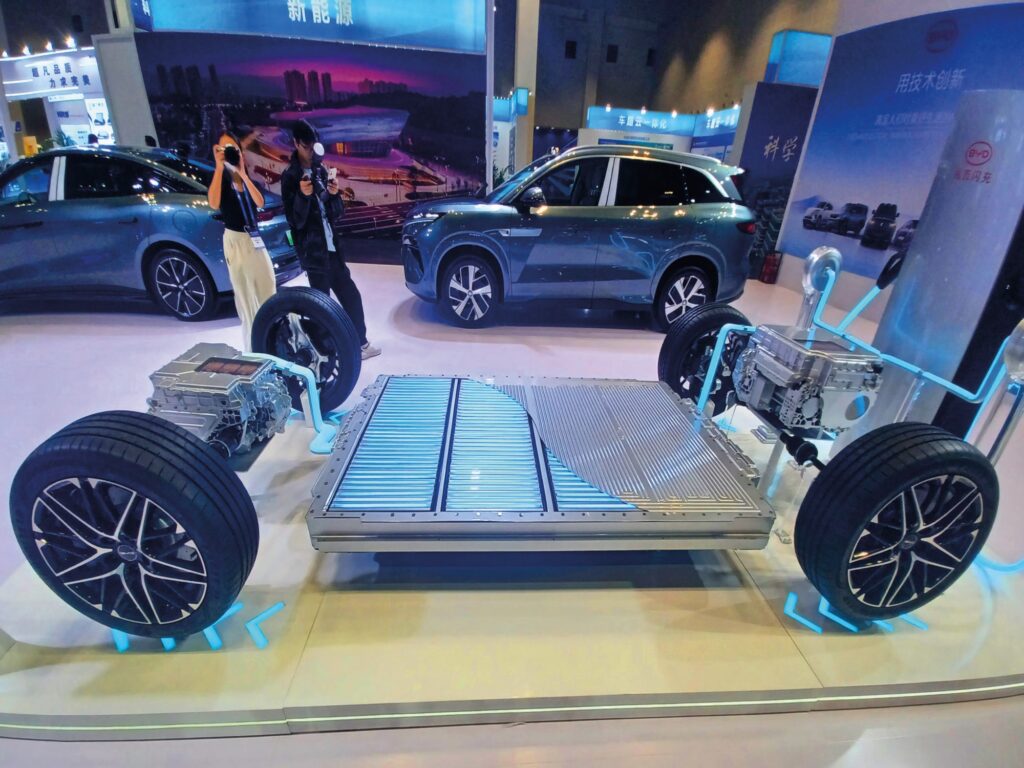 Podwozie samochodu elektrycznego Fot BYD - Nasza Politechnika Rewolucyjna technologia bezmodułowej konstrukcji baterii „BYD Blade Battery” Fot.: Piotr Bielaczyc
