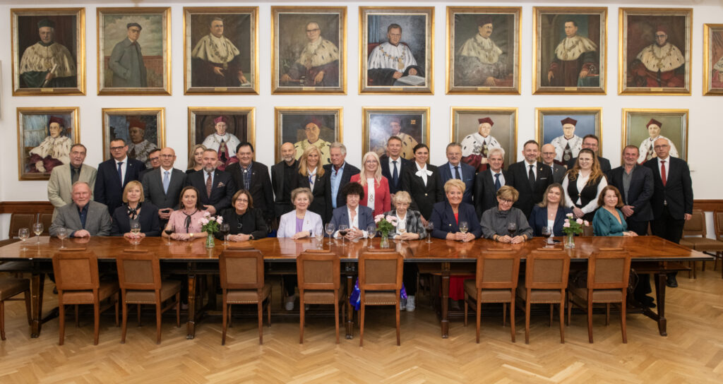 SWPK 2 10 2026 Fot Jan Zych - Nasza Politechnika Złoci Wychowankowie PK wraz z władzami uczelni i członkami SWPK Fot.: Jan Zych